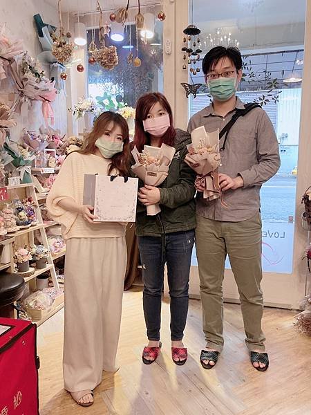 高雄婚紗_高雄市婚紗店推薦_租婚禮服_婚紗攝影_自助婚紗_高雄新秘推薦_婚紗包套價格_高雄婚紗PTT_高雄愛意婚紗 (1).jpg