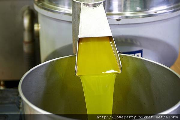 freshly-pressed-oil-(high-resolution).jpg