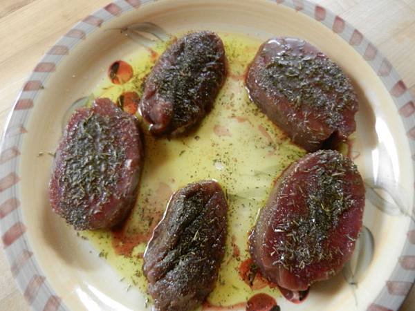 Feb142013 Elk backstrap(loin) steak 麋鹿腰肉排醃製中