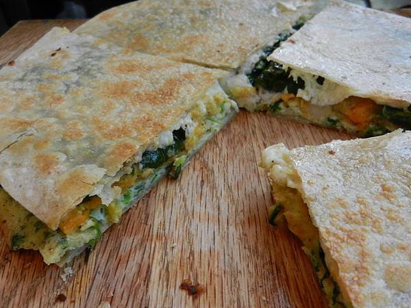 Apr192013 墨西哥薄餅 sweet potato-russet potato-edamame hummus and spinach quesadillas