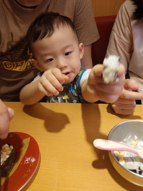 台北車站吃壽司，哈弟弟餵食ing - 2018。MY  Life