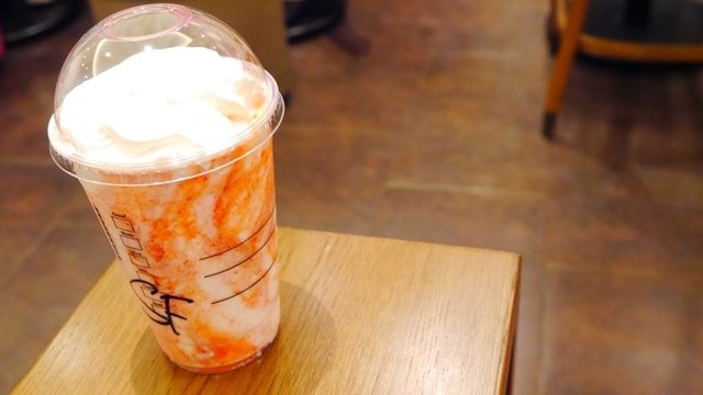 星巴克夏季限定草莓奶油星冰樂
