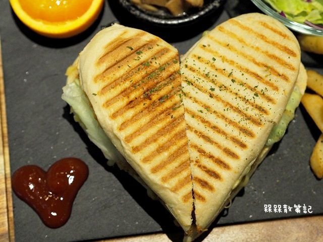 Freaks Café &amp; Bistro 癮客餐酒館
