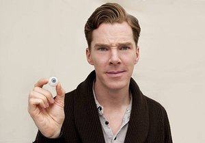benedict-cumberbatch-poses-eyeball-similar-his-own-eye-colour