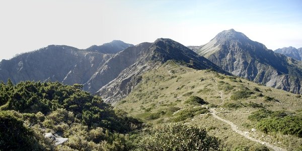 南湖北山山頂望向主山 的路.jpg