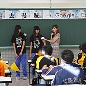 工作人員上台
