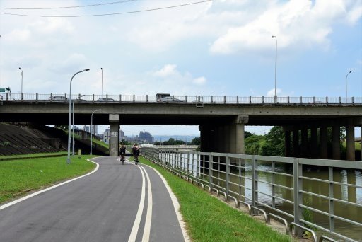 【台北市土林區】雙溪生活水岸自行車道左右岸-阿勃勒大爆開