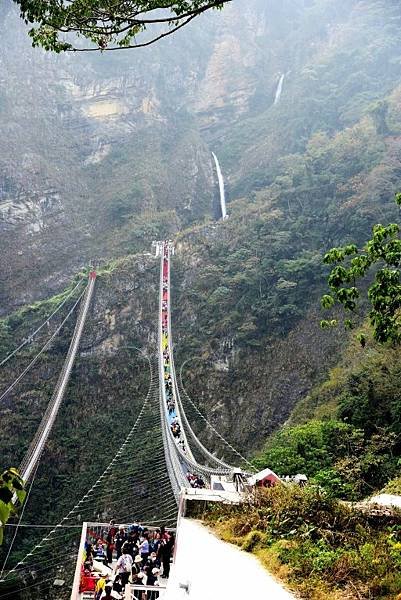 【南投縣信義鄉】全台最美最長吊橋-南投雙龍瀑布七彩吊橋(南投