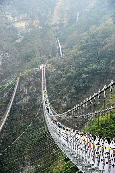 【南投縣信義鄉】全台最美最長吊橋-南投雙龍瀑布七彩吊橋(南投