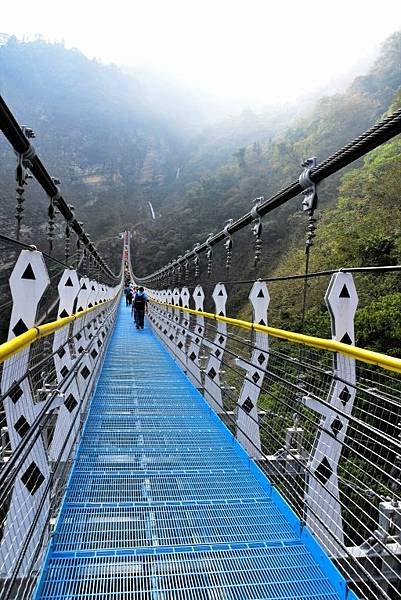 【南投縣信義鄉】全台最美最長吊橋-南投雙龍瀑布七彩吊橋(南投