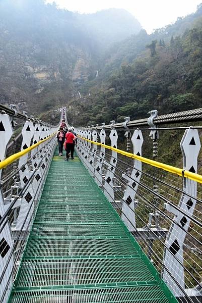 【南投縣信義鄉】全台最美最長吊橋-南投雙龍瀑布七彩吊橋(南投