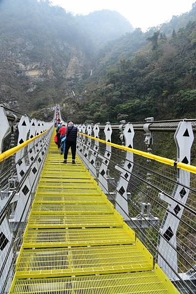 【南投縣信義鄉】全台最美最長吊橋-南投雙龍瀑布七彩吊橋(南投