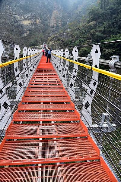 【南投縣信義鄉】全台最美最長吊橋-南投雙龍瀑布七彩吊橋(南投