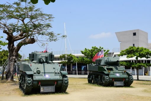 DSC_1054(左為M5A1輕戰車,右為M8自走榴炮車.JPG