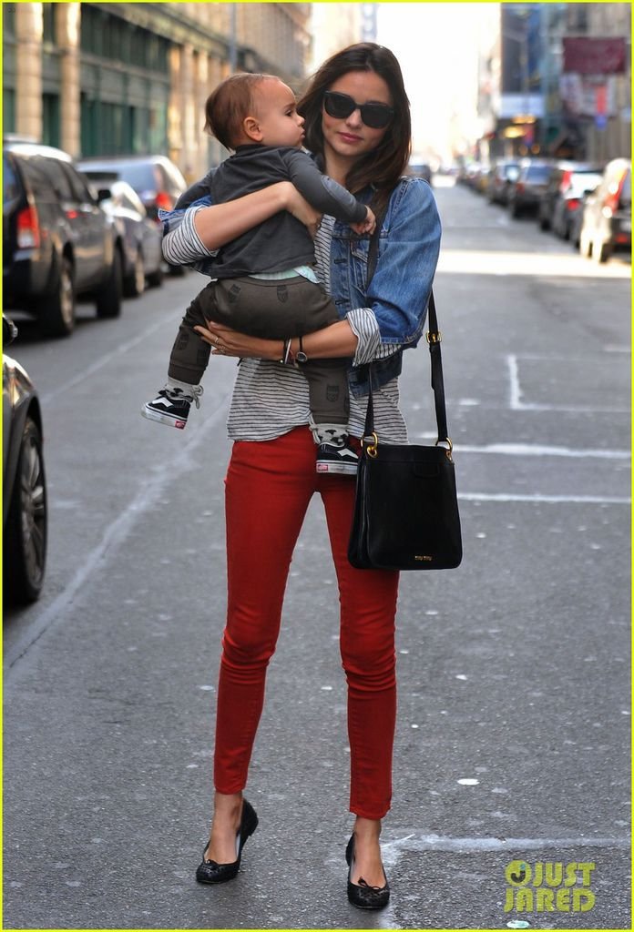 miranda-kerr-saturday-stroll-with-flynn-04