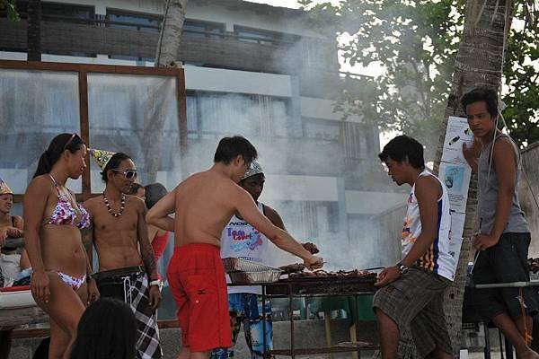 東岸有許多專業風浪板玩家，與他們一同BBQ