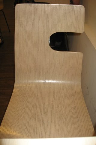 木盒子餐廳奇特的椅子.JPG