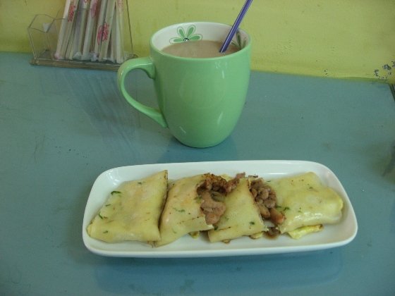 元氣廚房的奶茶+洋蔥雞柳蛋餅.JPG
