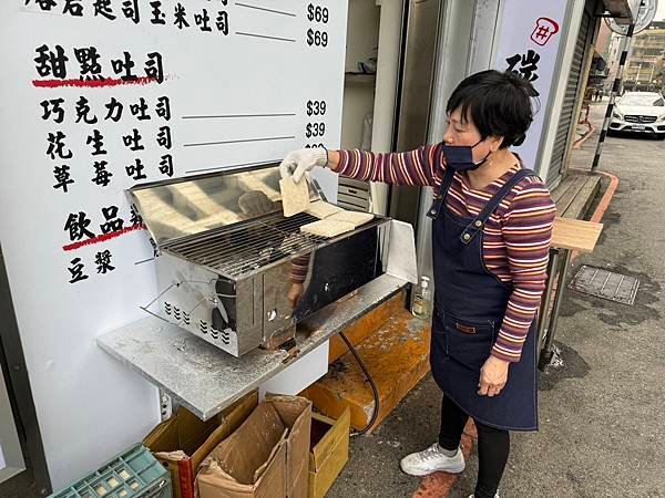 [美食] 新埔捷運4號出口_貳老碳烤吐司_早午餐、下午茶新選