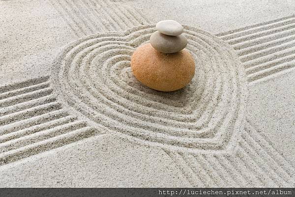 photo-zen-stone-on-sand