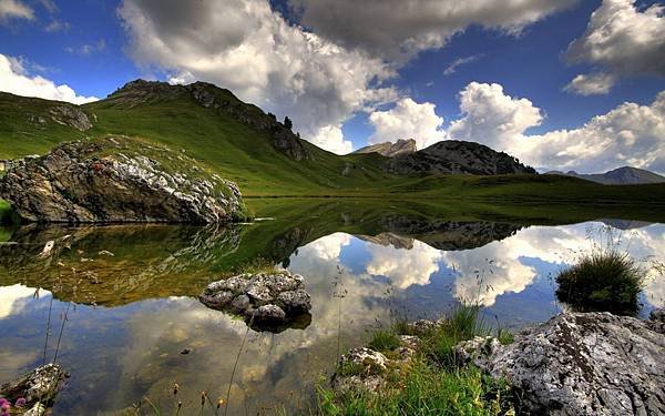 clear-reflection-in-the-lake-21472