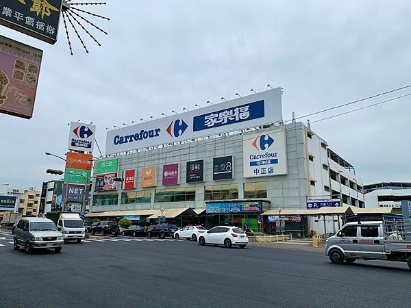 洋城義大利餐廳坐落於中正南路的家樂福中正店