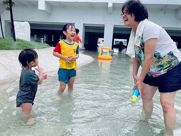 一起去河樂廣場玩水