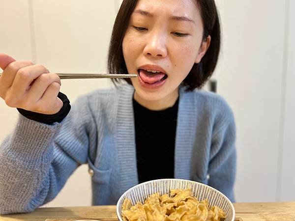 酸辣後勁讓我的舌頭需要透透氣，比之前的辣椒麵還要辣耶！