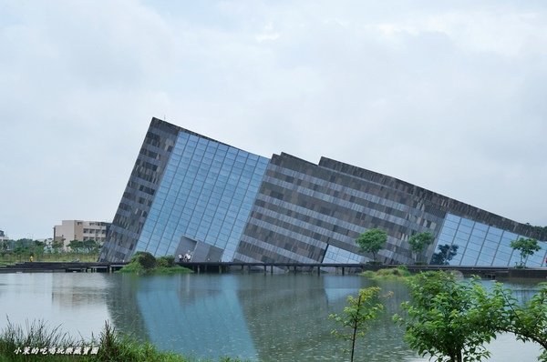 蘭陽博物館：【宜蘭】雨天造訪特殊建築～沉入水中的蘭陽博物館