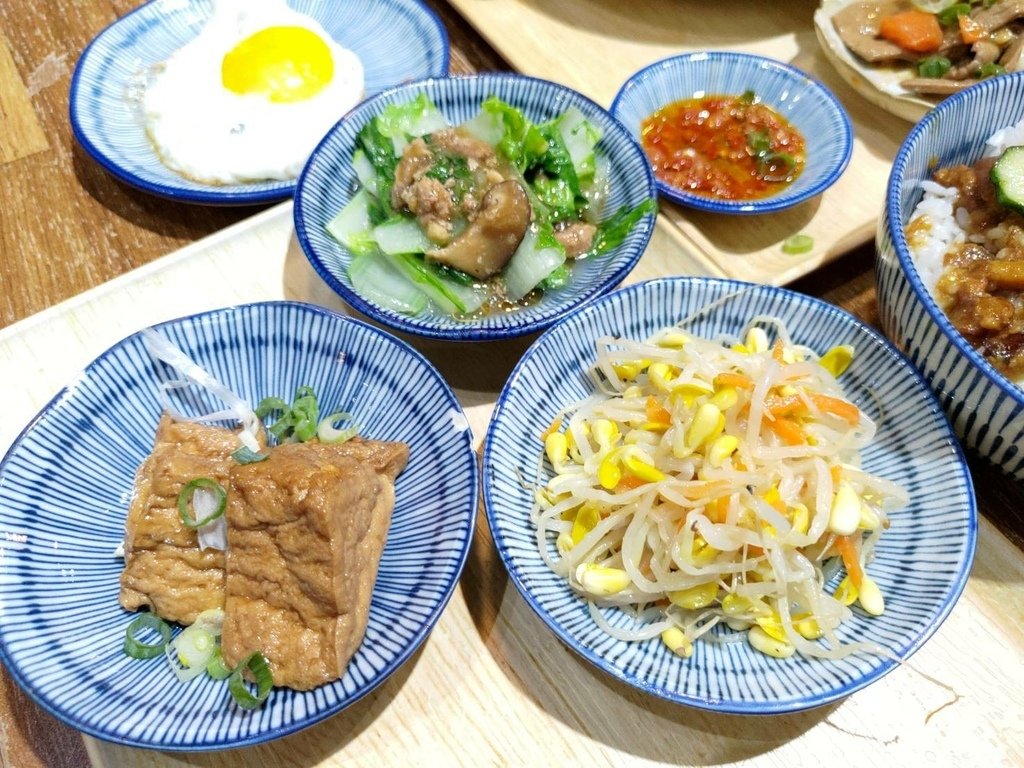 【台中南屯】小初店│台中米其林必比登推薦美食，滷肉飯跟牛肉麵