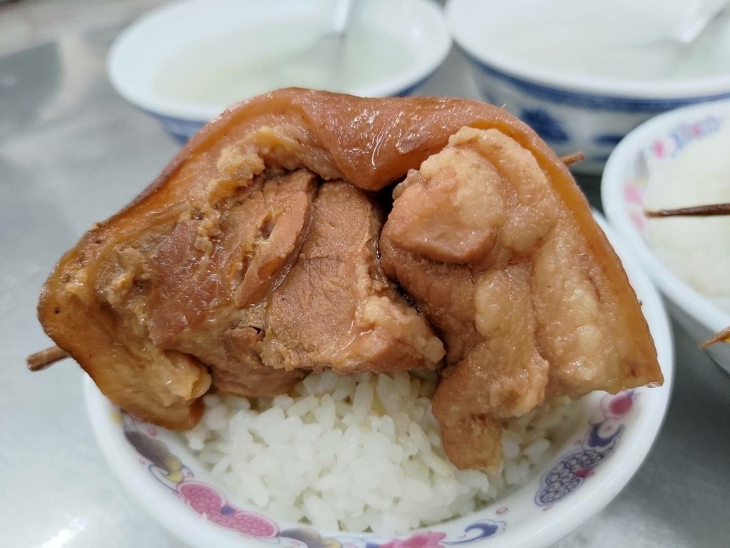 【彰化美食】魚市爌肉飯│只開到中午的人氣爌肉飯，太晚到已經完