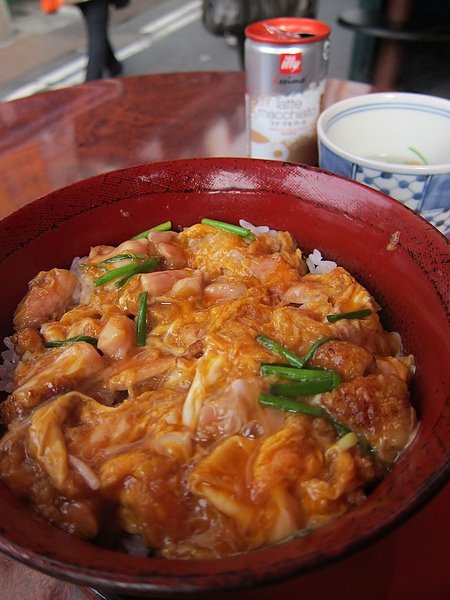 我不敢吃生魚片，所以吃親子丼