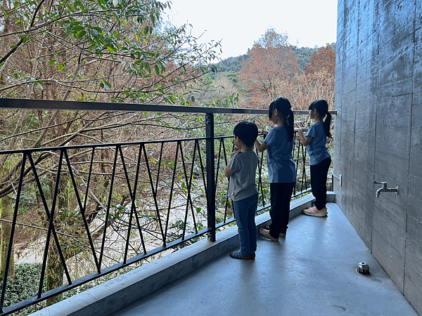 【宜蘭住宿】紫森林三富休閒農場～溪水抓蝦、餵食魚鴨、夜間生態