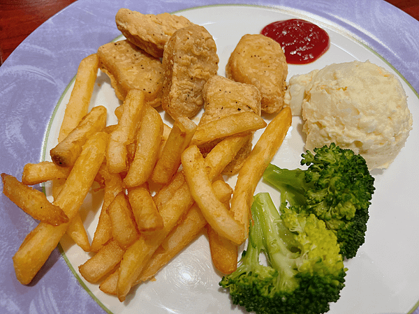 【宜蘭住宿】紫森林三富休閒農場～溪水抓蝦、餵食魚鴨、夜間生態