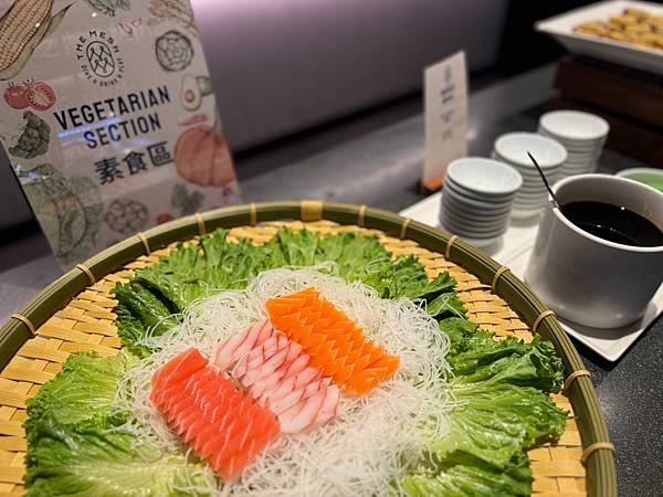 【團購】八里福朋喜來登酒店一泊二食，淡水河河景無邊際泳池、碳