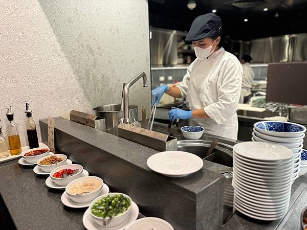 【團購】八里福朋喜來登酒店一泊二食，淡水河河景無邊際泳池、碳