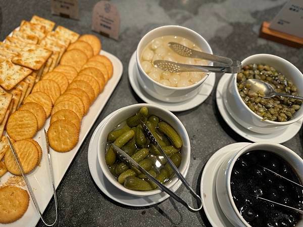 【團購】八里福朋喜來登酒店一泊二食，淡水河河景無邊際泳池、碳