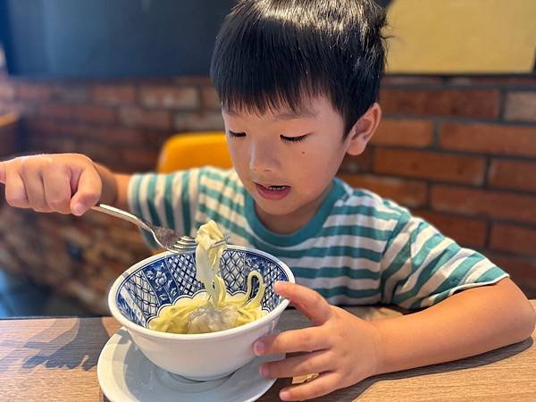 【團購】八里福朋喜來登酒店一泊二食，淡水河河景無邊際泳池、碳