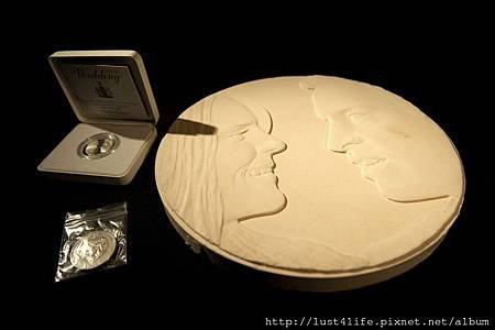 1192461-prince-william-and-kate-commemorative-souvenirs.jpg