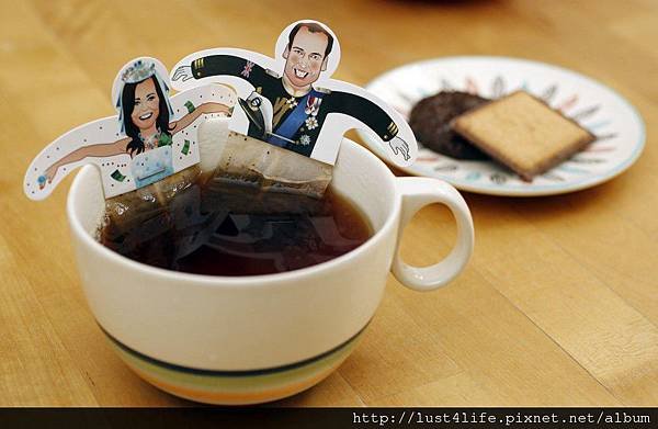 392437-prince-william-and-kate-commemorative-souvenirs.jpg