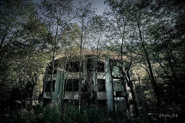 北海道美唄市立沼東小學，自1974年閉校，廢墟至今空拍畫面曝光後令網友驚乎，「這好像天空之城」。（圖擷取自Twitter）.jpg