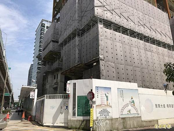 「老字號」食品業新東陽麥姓家族去年年底砸1.7億元跟董座麥寬成個人投資法人元上股份有限公司，買進都更高價宅建案「敦南御所」高樓層21樓（該建案已蓋好，圖為興建時的照片）（記者徐義平攝）.jpg
