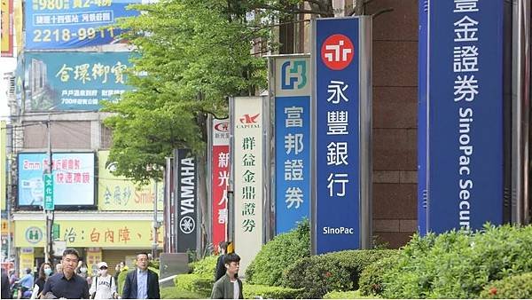 央行去年末頻頻關切金融機構放款過度集中不動產，銀行業者普遍配合縮減放款。資料照片.JPG