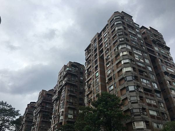▲光復北路與民生東路交叉口的「敦煌」，去年3月以總價7250萬元、單價85.9萬元交易10樓樓中樓戶，雖相較還在民生社區的範圍內，卻也屬擦邊。.jpg