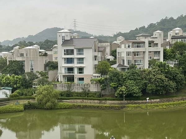 ▲實價登錄揭露，位在新店郊區的「青山鎮」，3月成交一筆總價1億1388萬元的4層樓別墅，是今年新北億元宅總價排名第3名的豪宅交易。（台灣房屋提供）.jpg