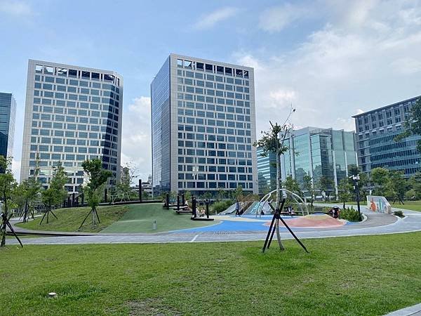 內湖科技園區產業進駐熱絡，就業人口多。.jpg