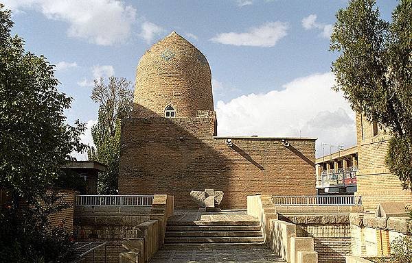 800px-Hamadan_-_Mausoleum_of_Esther_and_Mordechai