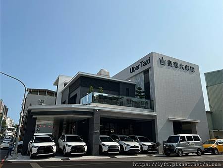 UBER 高雄開通中心皇冠大車隊.jpg