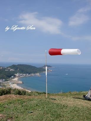 We need this &quot;thing&quot; to know if the wind is strong enough for us to paraglide [測風向用的]