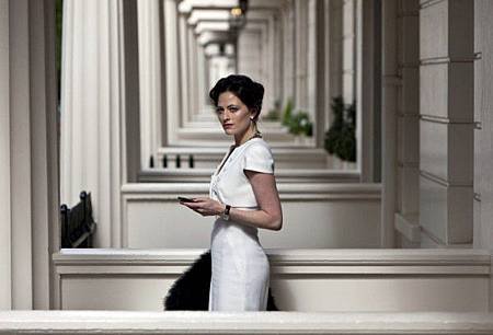 Lara-Pulver-as-Irene-Adler-in-Sherlock-Holmes-2-600x407